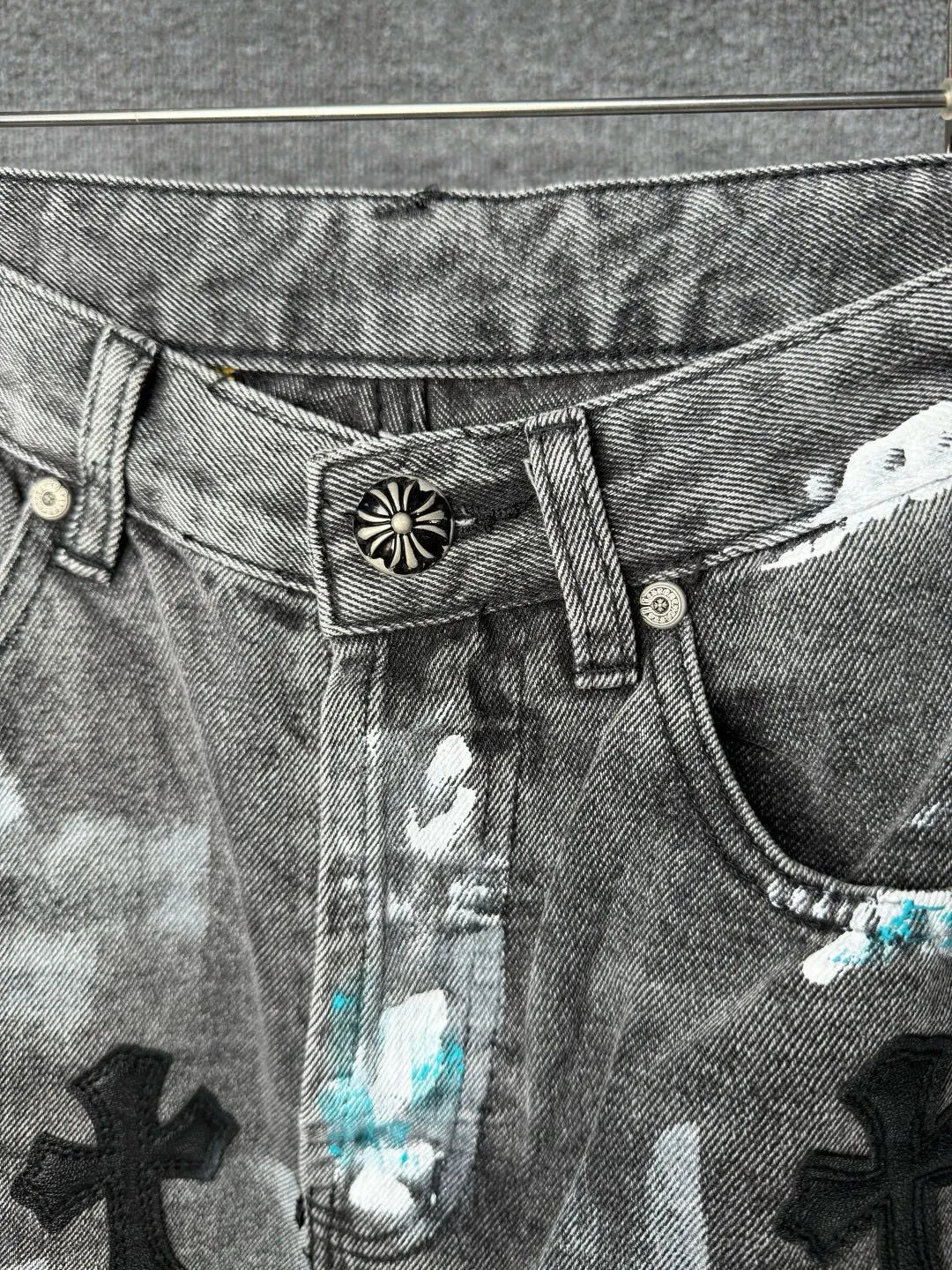 P340 💰 (Top version) Chrome hearts co-branded washed jeans with blue, yellow, black, white and multi-color stitching. Really restores the ultimate vintage texture. Three-dimensional version. Loose and comfortable, not picky about the figure. Makes you look taller and slimmer. Factory-made. Original quality control. Same style for men and women. Can be matched with couples. Versatile recommendation. Must-have jeans for all seasons. Fashionistas have been disappointed. From the quality selection of fabrics, the tailoring of details, and the matching of patterns, they are all impeccable! The upper body is so handsome when worn...it can be easily worn by men, women and children! The craftsmanship is made of heavy-duty washed pure cotton denim fabric. After washing, it is soft and thick. It is very stylish when worn on the body. Color: black Size: 28-30-32-34-36 (corresponding to S-M-L-XL-XXL)